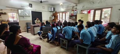 ಭಟ್ಕಳ: ಗ್ರಾಮೀಣ ಪೊಲೀಸ್ ಠಾಣೆಗೆ ಭೇಟಿ ನೀಡಿದ ಜಾಲಿ ಸರಕಾರಿ ಹಿರಿಯ ಪ್ರಾಥಮಿಕ ಶಾಲೆಯ ವಿದ್ಯಾರ್ಥಿಗಳು