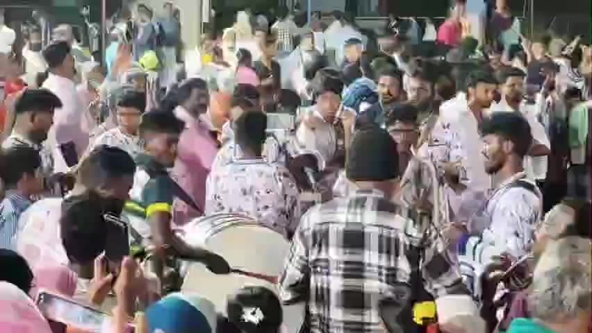 சிங்கம்புனரி: கரிசல்பட்டியில் தர்ஹா சந்தனக்கூடு விழா கொடியேற்றம் – பக்தர்களுக்கு திருநீர் வழங்கிய இஸ்லாமியர்கள்