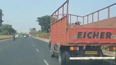 કરજણ: નેશનલ હાઈવે નંબર 48 ઉપર મેગા ફોનથી પોલીસનું એનાઉન્સમેન્ટ,વાહન ચાલકોને લેન ડિસિપ્લિનનું પાલન કરવા સૂચના