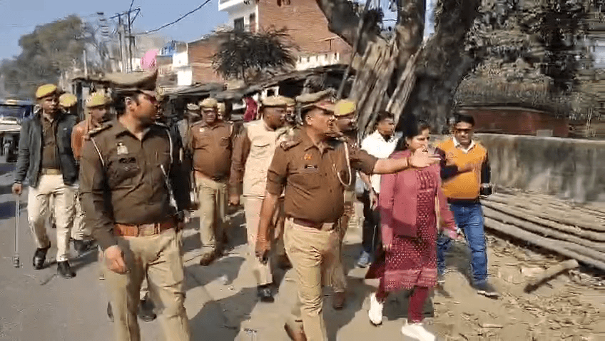 रायबरेली, डलमऊ - अवैध अतिक्रमण...

एक सप्ताह में लगभग आधा दर्जन से अधिक लोगो की मौत

चौराहे के दोनों तरफ फैला था अवैध अतिक्रमण..
#dalmau #RaibareLi #utterpradesh #न्यूज़अपडेट