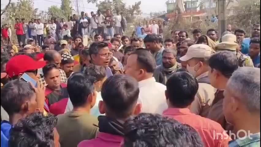 টেঙাখাত: পথ দুৰ্ঘটনাক কেন্দ্ৰ কৰি দুলীয়াজানত উত্তপ্ত পৰিস্থিতি, ৰাইজে বন্ধ কৰি দিলে দুলীয়াজান ডিব্ৰুগড় সংযোগী গডকাপ্তানি পথ