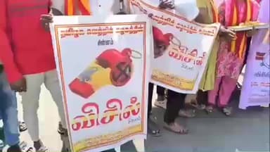 சத்தியமங்கலம்: எஸ் பி எஸ் கார்னர் பகுதியில் தவெக வினர் பட்டாசு வெடித்து இனிப்புகள் வழங்கி கொண்டாடினர்