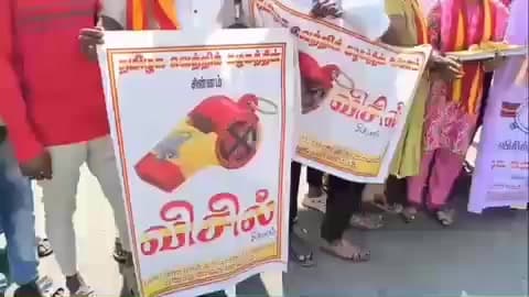 சத்தியமங்கலம்: எஸ் பி எஸ் கார்னர் பகுதியில் தவெக வினர் பட்டாசு வெடித்து இனிப்புகள் வழங்கி கொண்டாடினர்