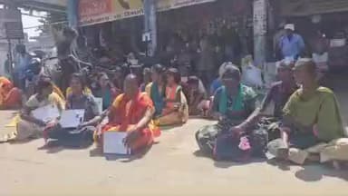 தாராபுரம்: தாராபுரம் பேருந்து நிலையத்தில் ஊசி பாசி விற்கும் நபர்களின் கடையை அப்புறப்படுத்தியதால் தரையில் அமர்ந்து போராட்டம்