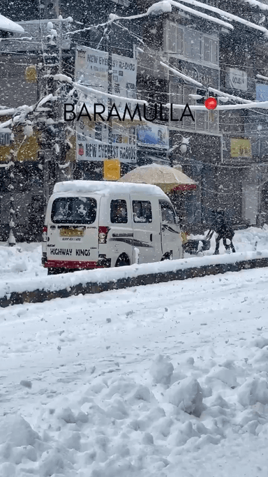 Snow turns noise into peace.
A poetry in motion 🌨️🌨️
#snow  #kashmir #Srinagar