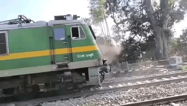 रेलवे क्रॉसिंग पर ट्रेन और ट्रक की टक्कर, बड़ा हादसा टला#NamanNews #TrainAccident #RailwayCrossing