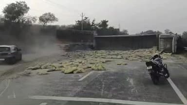 दारव्हा: भांडेगाव येथे सिमेंट भरलेला ट्रक पलटी; वाहतूक काही काळ ठप्प