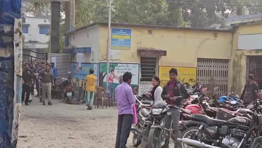 গোয়ালপোখর ২: শনিবার দুপুরে চাকুলিয়া বিডিও অফিসে ফের বিশৃঙ্খলার ঘটনা ঘটল। এসআইআর হিয়ারিং চলাকালীন লাইনে দাঁড়ানো নিয়ে উত্তেজনা