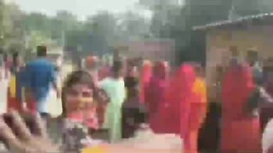 कटरा: धनवाड़ा मोहना गांव में करंट लगने से 12 वर्षीय बच्ची की मौत, ग्रामीणों ने सड़क जाम कर किया प्रदर्शन