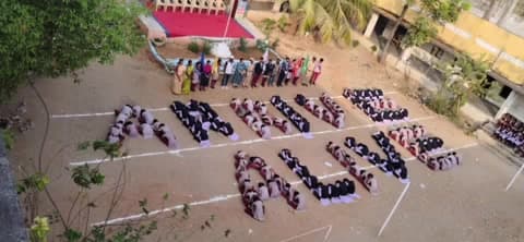 బెజ్జంకి: బెజ్జంకి మండల కేంద్రంలోని మోడల్ స్కూల్ ప్రాంగణంలో అరైవ్, అలైవ్ కార్యక్రమాన్ని నిర్వహించిన పోలీసులు