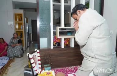 सालेकसा: आमगाव येथील अशोक मोदी यांच्या अपघाती निधनानंतर डॉ.परिणय फुके यांनी त्यांच्या कुटुंबीयांच्या घरी भेट देऊन केले सांत्वन