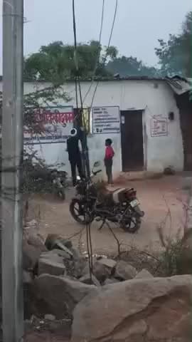 ग्राम गंगाचारी में दी जा रही है छोटे छोटे बच्चों को दारु