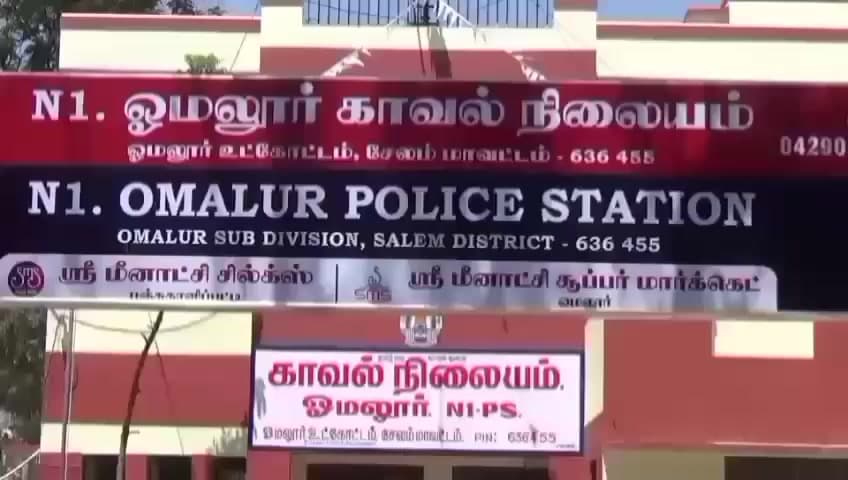 ஓமலூர்: ஓமலூர் அருகே எஸ் எஸ் ஐ ஐ தாக்கிய லாரி டிரைவரை கைது செய்து போலீசார் விசாரணை