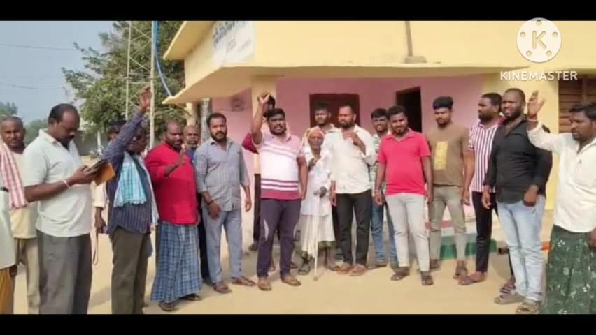 మోత్కూర్: పనకబండ గ్రామంలో పంచాయతీ కార్యాలయానికి పార్టీ రంగం నిరసన తెలిపిన కాంగ్రెస్ నాయకులు
