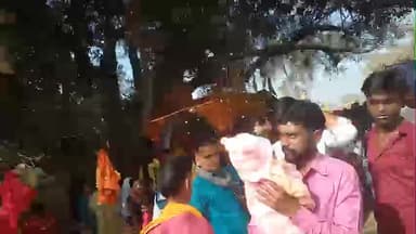 बसंत पंचमी के दिन पूजा करते नजर आए भदवार बरहम बाबा के