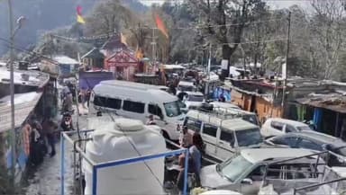 धौंतरी: बर्फबारी के कारण उत्तरकाशी-लंबगांव मोटर मार्ग पर चौरंगी खाल के पास वाहनों का जाम, लोगों को हो रही दिक्कतें