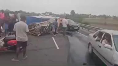 தாராபுரம்: தாராபுரம் அருகே கட்டிட வேலைக்கான பொருட்களை எடுத்துச் சென்ற வாகனம் கவிழ்ந்து ஒருவர் உயிரிழப்பு