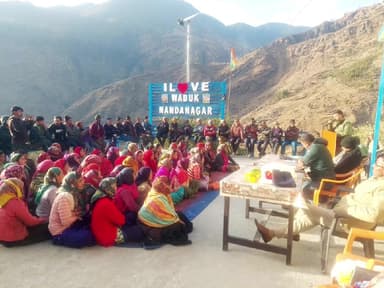 घाट: नंदानगर पुलिस ने वादुक गांव में साइबर अपराधों, यातायात नियमों और महिला अपराधों के प्रति चलाया जागरुकता अभियान