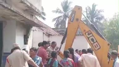 రాంబిల్లి మండలంలో ఇల్లు కూల్చివేతను అందుకున్న గ్రామస్తులు