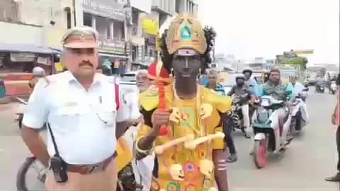 சத்தியமங்கலம்: மைசூர் தேசிய நெடுஞ்சாலையில் சாலை பாதுகாப்பு வாரத்தை முன்னிட்டு ஹெல்மெட் அணிவதன் அவசியம் குறித்து விழிப்புணர்வு நடைபெற்றது