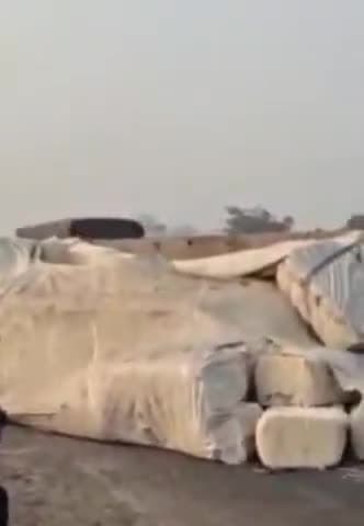 कराड: आटके टप्पा येथे कापसाचा ट्रक पलटी