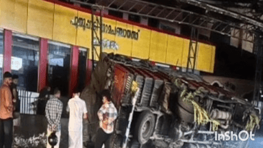 താമരശ്ശേരി: ലോറി മറിഞ്ഞ് പുതുപ്പാടി പഞ്ചായത്ത് ഓഫീസിന്റെ ചുറ്റുമതിലും ഗേറ്റും തകർന്നു