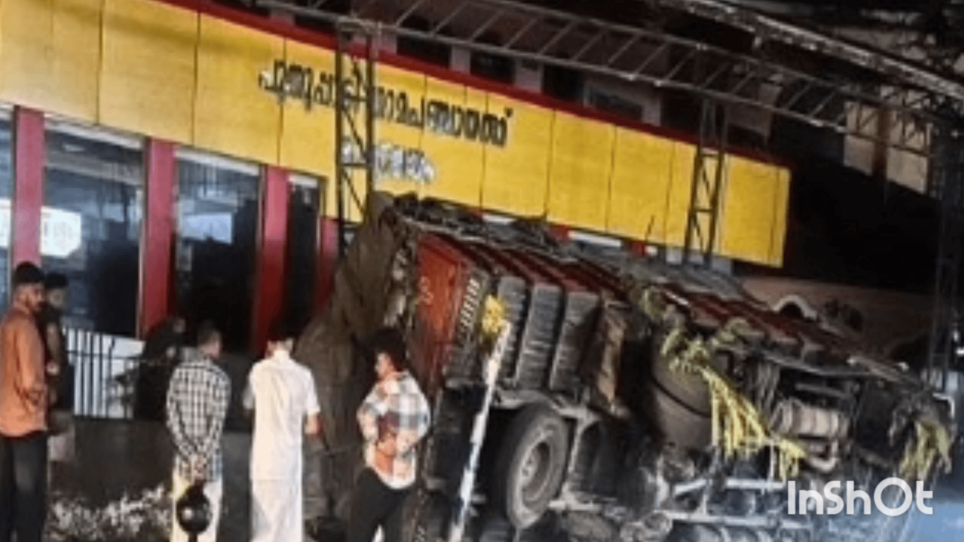 താമരശ്ശേരി: ലോറി മറിഞ്ഞ് പുതുപ്പാടി പഞ്ചായത്ത് ഓഫീസിന്റെ ചുറ്റുമതിലും ഗേറ്റും തകർന്നു
