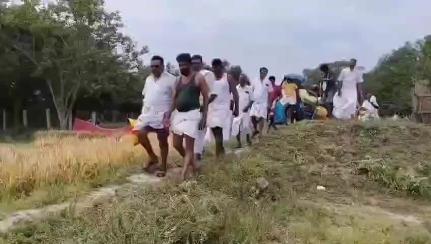 தேவகோட்டை: இறந்தவர்களின் உடலை எடுத்துச் செல்ல மயானத்துக்கு பாதை இல்லாமல்
தலைமுறை தலைமுறையாக போராடும் கிராம மக்கள்