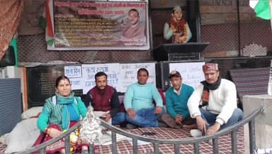 धौंतरी: तांबाखाणी सुरंग के बाहर से कूड़ा डंपिंग जोन हटाने की मांग को लेकर हनुमान चौक पर आंदोलनकारियों का धरना जारी है