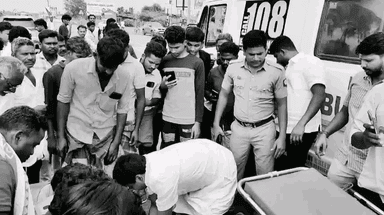 கந்தர்வகோட்டை: தாலுக்கா அலுவலகம் எதிரே விபத்தில் சிக்கிய குடும்பத்தினருக்கு முதலுதவி வழங்கிய Ex அமைச்சர் Dr விஜயபாஸ்கர் MLA மக்கள் நெகிழ்ச்சி