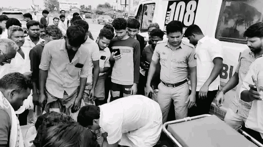 கந்தர்வகோட்டை: தாலுக்கா அலுவலகம் எதிரே விபத்தில் சிக்கிய குடும்பத்தினருக்கு முதலுதவி வழங்கிய Ex அமைச்சர் Dr விஜயபாஸ்கர் MLA மக்கள் நெகிழ்ச்சி