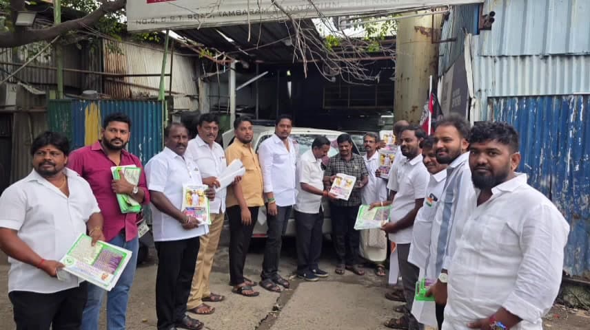 தாம்பரம்: தாம்பரத்தில் அதிமுகவின் முதல் கட்ட தேர்தல் வாக்குறுதிகளை விளக்கி தொண்டு பிரசுரங்கள் பொது மக்களுக்கு விநியோகிக்கப்பட்டது