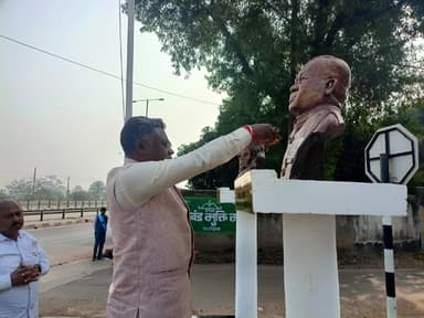 घाटशिला के झामुमो संपर्क कार्यालय में माननीय विधायक सोमेश चन्द्र सोरेन ने फहराया राष्ट्रीय ध्वज।