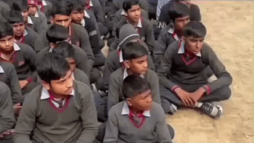 हसनपुर: हसनपुर के लहरपुर गांव के निजी स्कूल में पुलिस ने नशे के खिलाफ जागरूकता अभियान चलाया