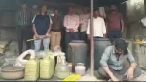 मनोरा: चिखली परिसरात गावठी दारु अड्ड्यांवर पोलिसांची दोन ठिकाणी धाड.