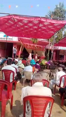 gram Navegaon k government school ka Sanskrtik program me apni kla ka prdrsn krte huye ladki 1st clas ki pdne vali chatk