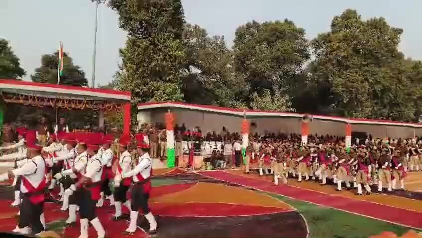 उद्यानमंत्री दिनेश सिंह ने #गणतंत्र_दिवस पर परेड मार्च पास्ट की सलामी ली,DM हर्षिता माथुर,SP डॉ यशवीर सिंह,ASP मौजूद रहे