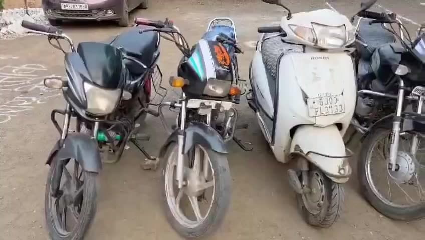 चांदूर बाजार: मोटरसायकल चोरी करणाऱ्या आंतरराज्यीय चोरट्यांना अटक
१० दुचाकी जप्त; स्थानिक गुन्हे शाखा ग्रामीणची धडाकेबाज कारवाई