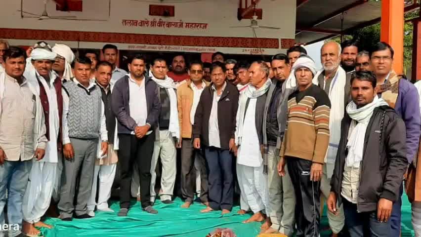 नांगल राजावतान: नांगल राजावतान तहसील के राशन डीलरों की विभिन्न मांगों को लेकर आलूदा के तालाब वाले हनुमान मंदिर परिसर में बैठक आयोजित हुई