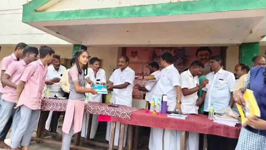 விக்கிரவாண்டி: தும்பூர் ஊராட்சியில் மாணவ  மாணவிகளுக்கு விலையில்லா மிதிவண்டி வழங்கிய சட்டமன்ற உறுப்பினர்