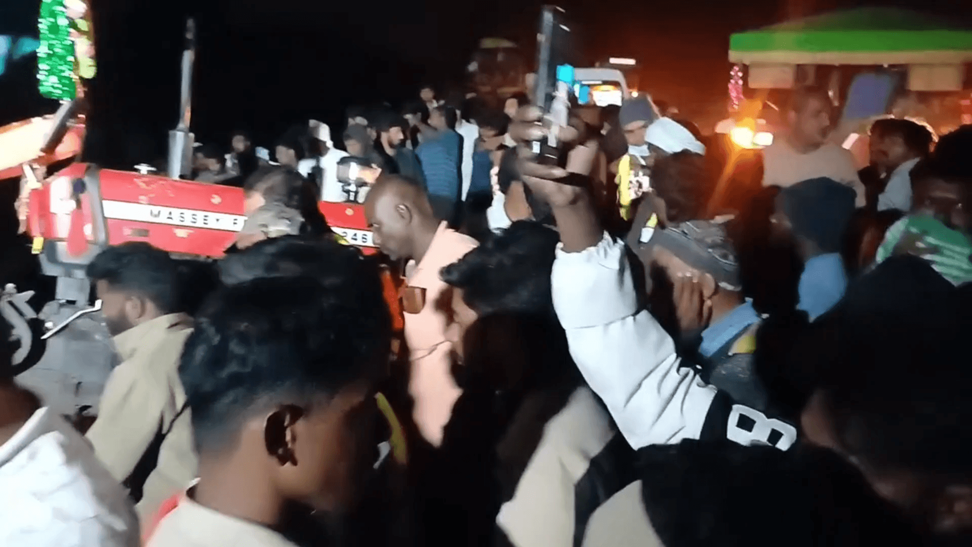 ముత్తారం మహదేవ్​పూర్: ట్రాక్టర్ బోల్తా పడి ఇద్దరు మృతి.. విషాదంలో కుటుంబ సభ్యులు