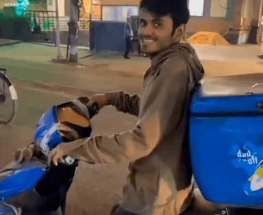 जब राह चलते स्कूल के दिनों की दोस्त से मिला पिज्जा बॉय 

लड़की- ये मेरा दोस्त है, जो आज मिला है

#up #student #girls #viralvideo