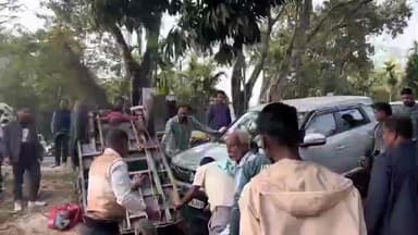 নাওবৈচা: নাওবৈচাৰ ১৫ নং ৰাষ্ট্ৰীয় ঘাইপথত ভয়ংকৰ পথ দুৰ্ঘটনা, ব্ৰেজা বাহনৰ খুন্দা যাত্ৰীবাহী ই-ৰিক্সাত ,আঘাতপ্ৰাপ্ত হয় তিনিজন