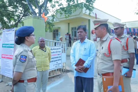 చేర్యాల: చేర్యాల పట్టణంలో నామినేషన్ స్వీకరణ కేంద్రాన్ని పరిశీలించిన పోలీస్ కమిషనర్ రష్మీ పెరుమాల్