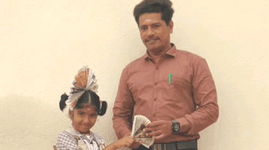 அவிநாசி: தேவாரயன் CBSE பள்ளியில் தேசிய பத்திரிக்கையாளர் தினத்தை முன்னிட்டு பத்திரிக்கையை உடையதாக உடுத்திய சிறுமிக்கு பரிசு வழங்கிய பள்ளி முதல்வர் பாலமுருகன்