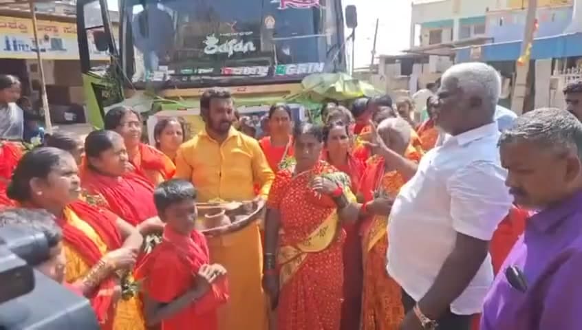 ಹೊಸಕೋಟೆ: ಸೊಣ್ಣದೇನಹಳ್ಳಿ ಗ್ರಾಮದಲ್ಲಿ ಹೊಸಕೋಟೆ ಶಾಸಕ ಶರತ್ ಬಚ್ಚೇಗೌಡ ಸಚಿವರಾಗಲಿ ಎಂದು ಓಂಶಕ್ತಿ ಮಾಲಾದಾರಿಗಳಿಂದ ಹರಕೆ