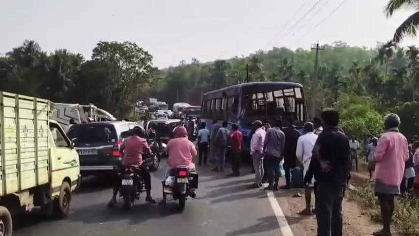 ಕುಮಟಾ: ಮಾನೀರು ದೇವಸ್ಥಾನದ ಹತ್ತಿರ  ಸಾರಿಗೆ ಬಸ್‌ ಮತ್ತು ಬೊಲೆರೋ ವಾಹನದ ನಡುವೆ ಮುಖಾಮುಖಿ ಡಿಕ್ಕಿ, ಹಲವರಿಗೆ ಗಾಯ