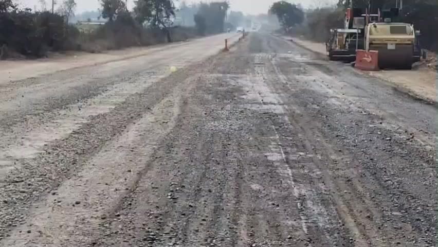 खंडाळा: सातारा–लोणंद मार्गावरील रस्त्याचे काम सुरू; वाहतूक संथगतीने