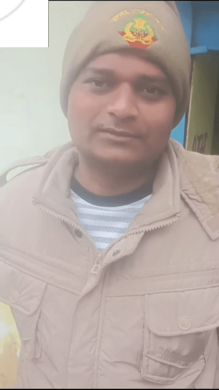 युवाओं में फेरी वाले बाबा से लंगूरी बंदर लेकर पुलिस के द्वारा वन विभाग को सोपा