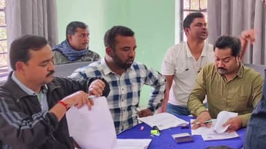 করিমপুর ২: করিমপুর ২ নম্বর ব্লকের বিভিন্ন বুথে চলছে এস আই আর নিয়ে হিয়ারিং